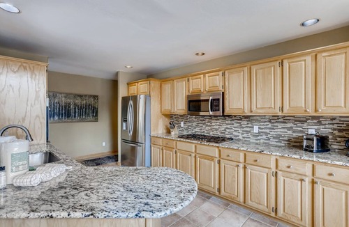 Three Peaks House | Perfect for Your Family Vacay with yard, hot tub & Pet Friendly!