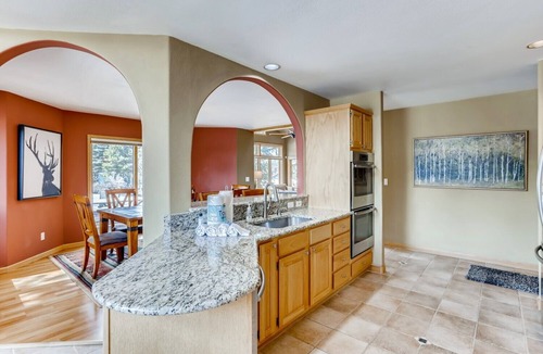 Three Peaks House | Perfect for Your Family Vacay with yard, hot tub & Pet Friendly!