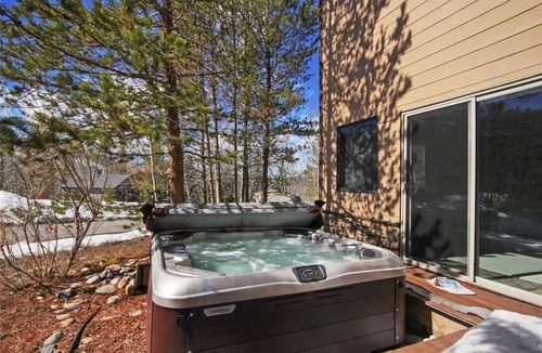 Three Peaks House | Perfect for Your Family Vacay with yard, hot tub & Pet Friendly!