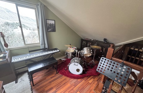 New Castle House | Perfect home in New Castle! Mother-in-law suite, huge deck, music studio, & more