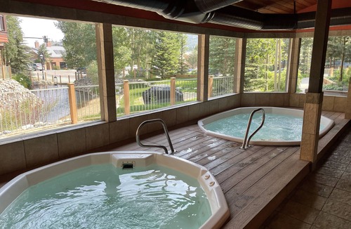 Historic District Condo | Perfect location off 4 o'clock run, Walk to Mainstreet, Ski-In, Shared Hot Tub