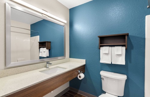 Dupont Hotel | Perfect Spot for Denver Visitors – 3 Units Near Zoo, Stadium & Wildlife Refuge