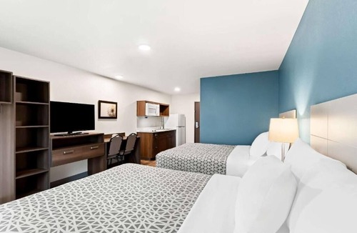 Dupont Hotel | Perfect Spot for Denver Visitors – 3 Units Near Zoo, Stadium & Wildlife Refuge