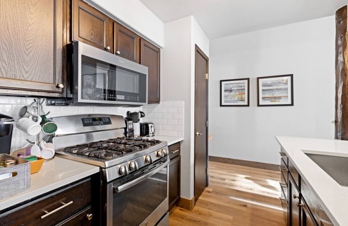 Edwards House | Perfectly Located 3 Bed 3.5 Bath Beautiful Townhome