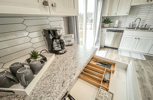 Rustic Hills House | Pet Friendly Close to all Attractions. MTN Views!