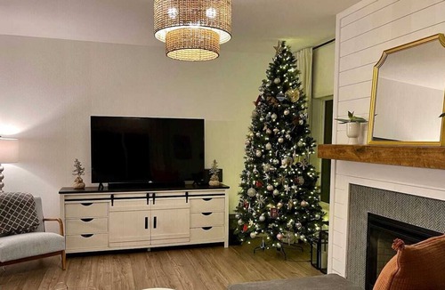 Summit Cove House | Pet Friendly, Newly Built Modern Farmhouse - Hot Tub, Foosball, Games, Location!