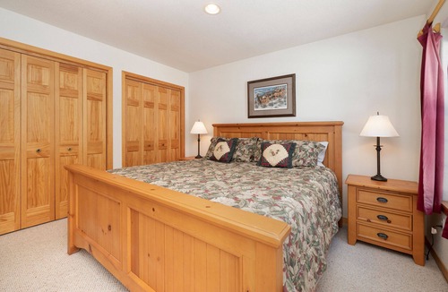 Fraser House | Pet Friendly, Sweeping Mountain Views, On Free Bus Route