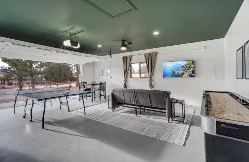 Park Vista House | Pickleball Palace Courts & Games & Hot Tub & BBQ
