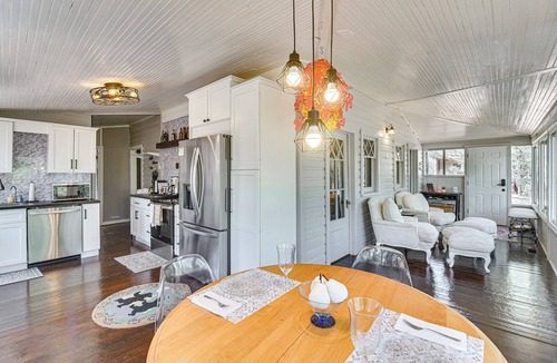 Pine Cabin | Pine 'Chateau Guest Cabin' w/Mtn Views & Sauna!