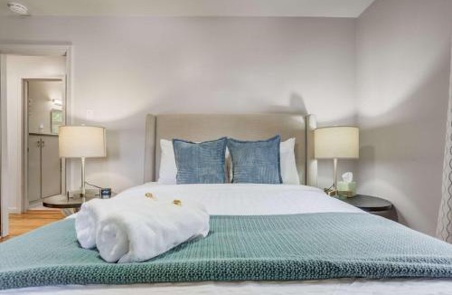 Broadmoor Apartment | Pine Hollow Cozy Downtown Stay w Fire Pit