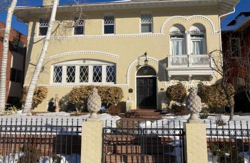 Cheesman Park Apartment | Pineapple House, Cozy Garden Apartment, City Center! Marble-Tiled Bathroom! FREE parking!
