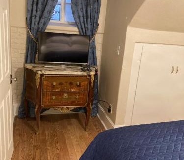 Cheesman Park Apartment | Pineapple House, Cozy Garden Apartment, City Center! Marble-Tiled Bathroom! FREE parking!