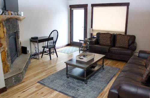 Warrior's Mark House | Pinecreek #E - 3 BR - Pool and Hot Tub Access - Close to Town - Shuttle to Slopes