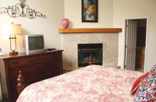 Warrior's Mark House | Pinecreek #I - 3 BR - Private Hot Tub - Close to Town - Shuttle to Slopes