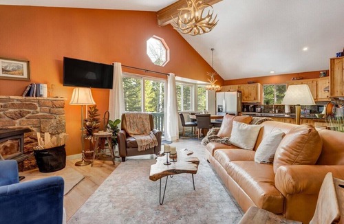 Florissant Cabin | Pinetop Cabin! Hot Tub, BBQ, Arcade & Scenic Views