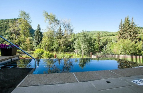 Avon Condo | Pop Art Villa Riverfront | Double Queen Room