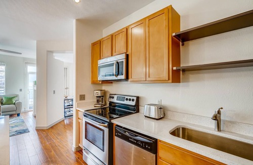 Lincoln Square Lofts Condo | Pottery Barn Perfect Steps 2 LightRail, Mall, Restaurants, Shop, Schwab,Skyridge