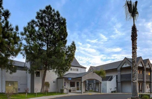 Buttonwillow Apartment | Premium Queen Bed|Pool|Free Parking