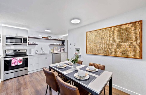 Englewood Apartment | Pretty in Pink 1/1, 15 min to DT