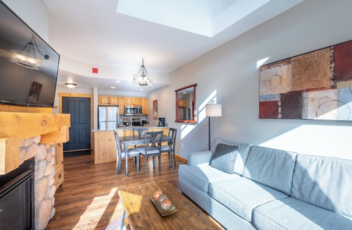 Copper Mountain Village Condo | Prime Center Village Location! Top Floor condo recently updated
