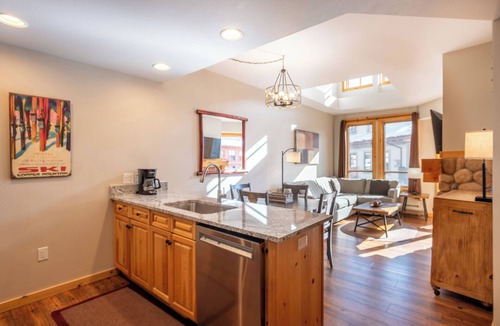 Copper Mountain Village Condo | Prime Center Village Location! Top Floor condo recently updated