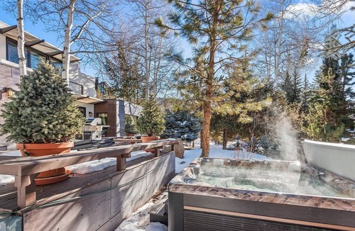 Red Mountain House | Private 4 Bedroom Estate on exclusive Red Mountain w/soaring views & Jacuzzi