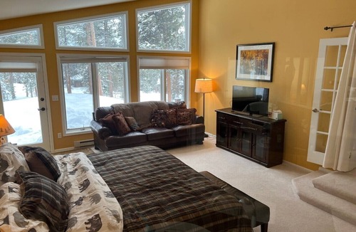 Sunset Ridge House | Private and spacious 4bd Cabin-360 views of nature Close to skiing!