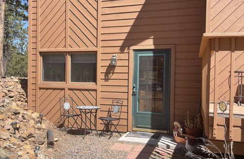 Bailey Apartment | Private Apartment, 1 bedroom, 1 full bathroom, living room & kitchenette
