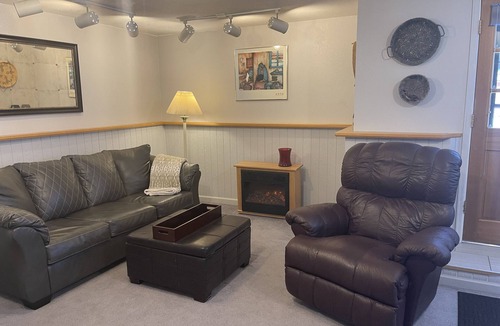 Bailey Apartment | Private Apartment, 1 bedroom, 1 full bathroom, living room & kitchenette