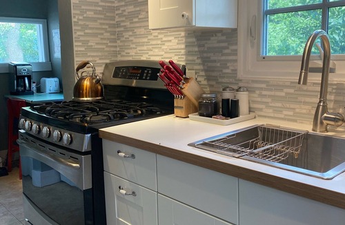 Mapleton Hill House | Private Entrances-Mapleton Hill Bungalow-Large Studio with Private Patio