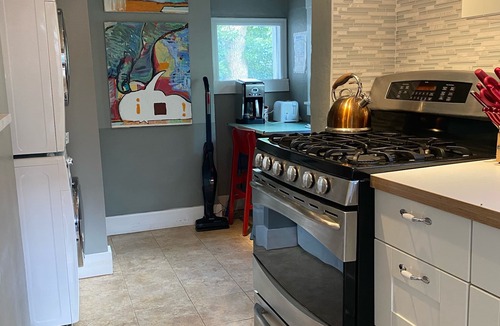 Mapleton Hill House | Private Entrances-Mapleton Hill Bungalow-Large Studio with Private Patio