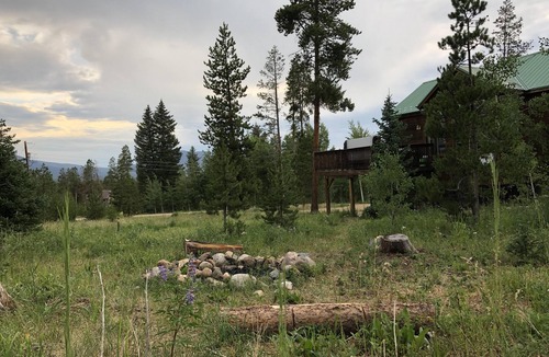 Fraser House | PRIVATE Family Home w Views & Hot Tub on 1+ Acre!