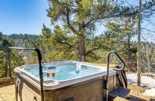 Florissant House | Private Fishing Pond Mtn-View Home in Florissant!