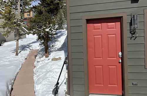 Summit Cove Apartment | Private guest apartment 1bed, 1 bath sleeps up to 4, STR license #BCA-79655