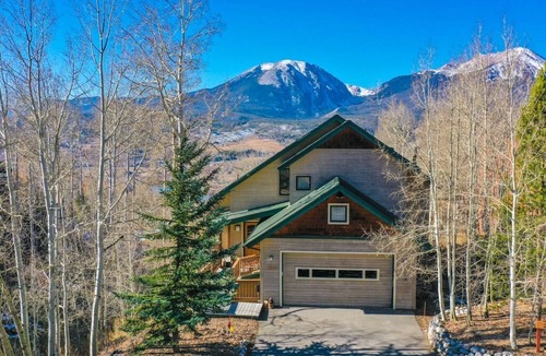 Hamilton Creek House | Private Home Perfect for Families - Amazing Mountain Views and Hot Tub! Close to Shops and Dining