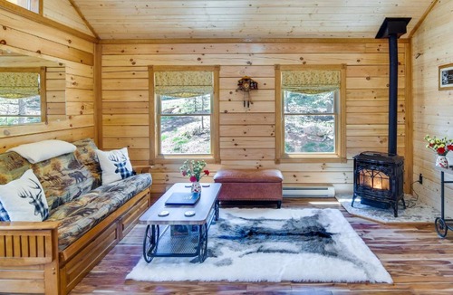Green Valley House | Private Hot Tub and Pond Conifer Log Cabin