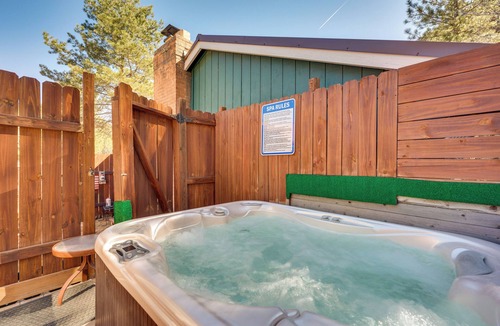 Drake Cabin | Private Hot Tub & Deck: Romantic Getaway in Drake