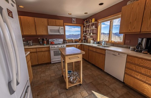 Nathrop House | Private Hot Tub! Dog Friendly, Amazing Views!