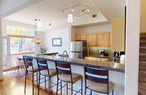 Silverthorne House | Private Hot Tub! Lakefront-Walk Out to SUP, 3 Suites. Easy Drive to Town