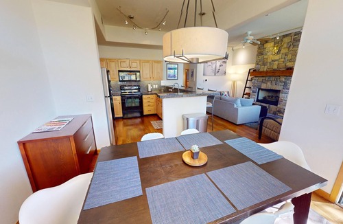 Silverthorne House | Private Hot Tub! Lakefront-Walk Out to SUP, 3 Suites. Easy Drive to Town