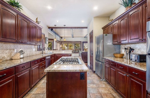 Highland Meadows House | Private Hot Tub - Luxurious & Large with 3 Living Rooms - Convenient to Free Bus