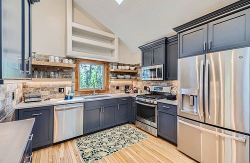 Breckenridge House | PRIVATE Hot Tub, Mins From Town, Love Pets, Meticulously Clean