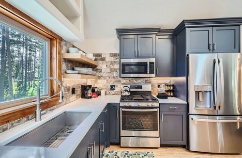 Breckenridge House | PRIVATE Hot Tub, Mins From Town, Love Pets, Meticulously Clean