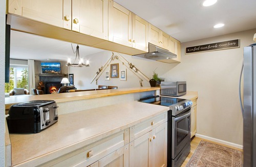 Warrior's Mark West House | Private Hot Tub, Ski-In/Out, Winter Shuttle, Trails, Views - Slopeside Retreat