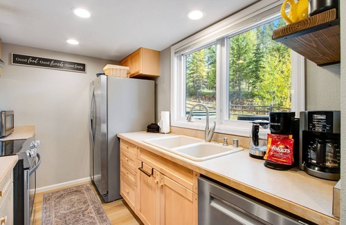 Warrior's Mark West House | Private Hot Tub, Ski-In/Out, Winter Shuttle, Trails, Views - Slopeside Retreat