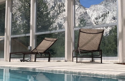 Nathrop House | PRIVATE INDOOR HOT SPRINGS POOL~RETRO GEODESIC DOME~CHALK CLIFFS VIEW~WILDLIFE