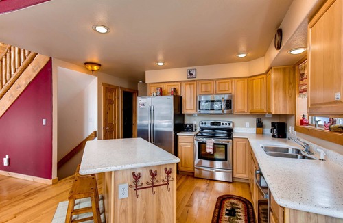 Valley of the Sun Cabin | Private, Mountain Views, Large Deck, Hot Tub - Alpenhaus