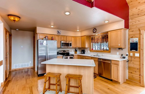 Valley of the Sun Cabin | Private, Mountain Views, Large Deck, Hot Tub - Alpenhaus