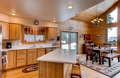 Valley of the Sun Cabin | Private, Mountain Views, Large Deck, Hot Tub - Alpenhaus
