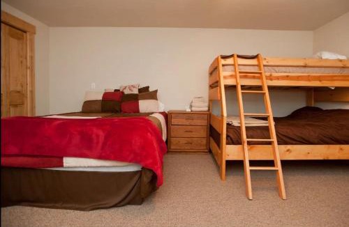 Warrior's Mark House | Private Room in Cozy Townhouse